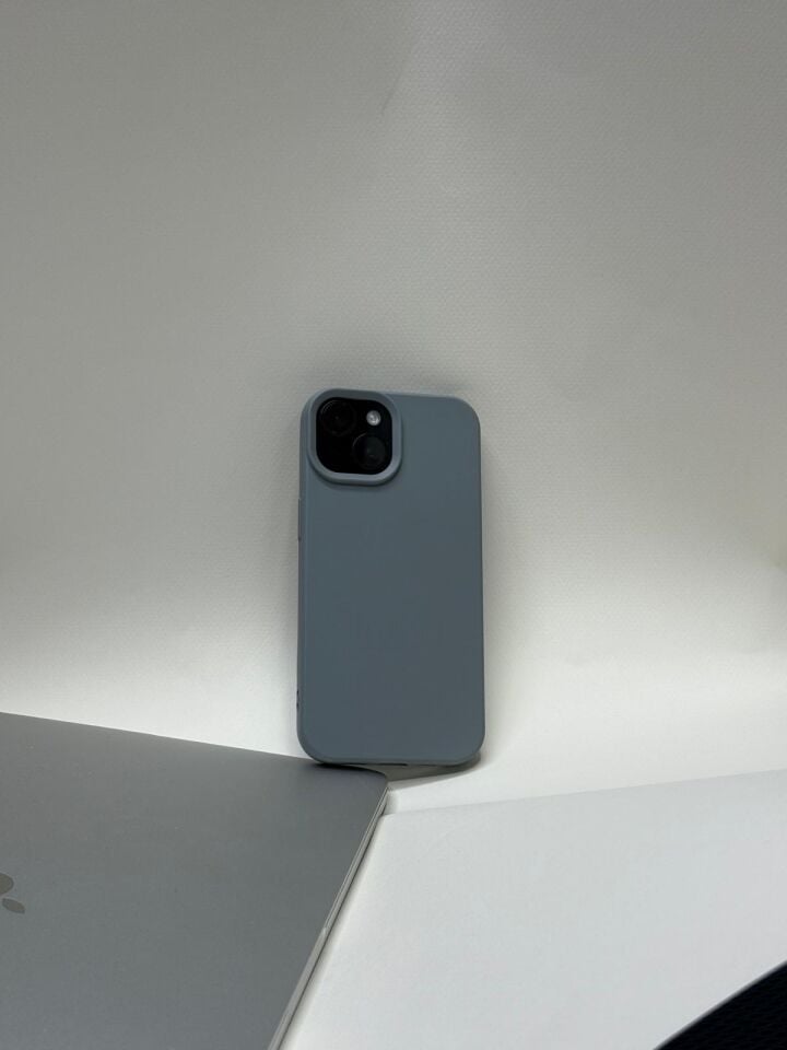 iPhone 15 Uyumlu İçi Kadife Lansman Silikon Kılıf – Kamera Korumalı Gri