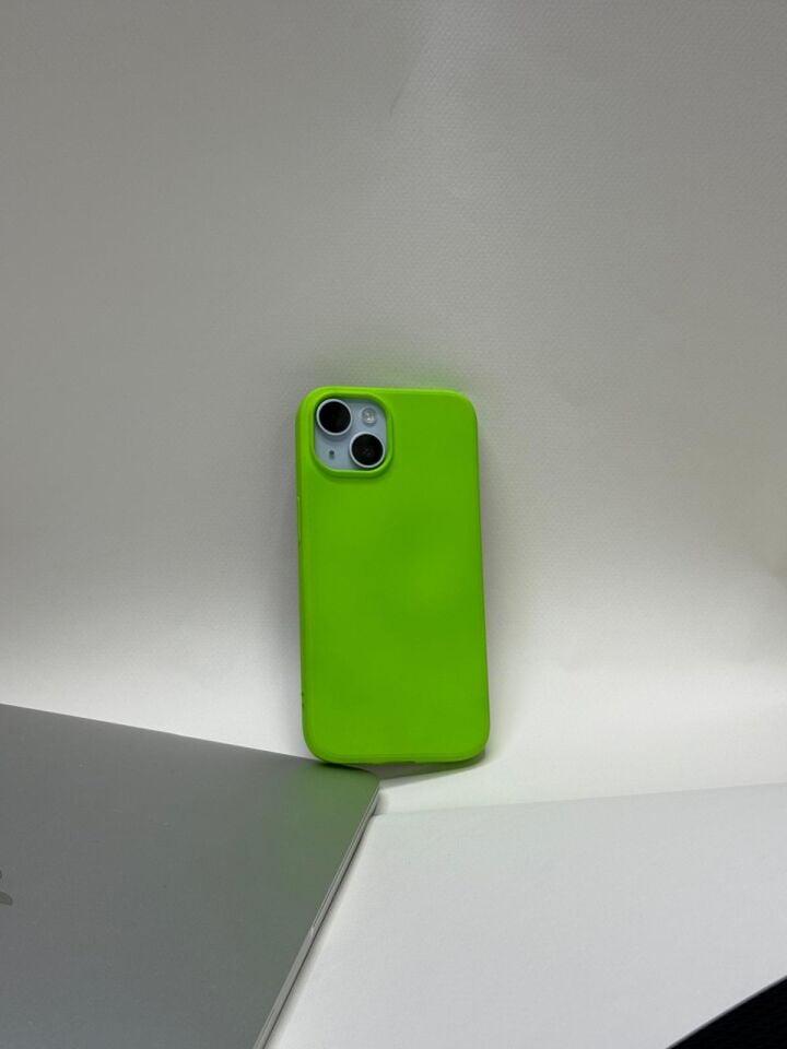 iPhone 15 Uyumlu İçi Kadife Lansman Silikon Kılıf – Kamera Korumalı Yeşil