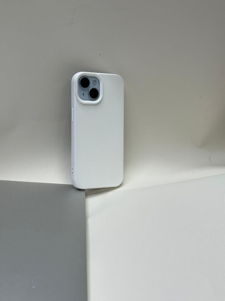 iPhone 15 Uyumlu İçi Kadife Lansman Silikon Kılıf – Kamera Korumalı Beyaz